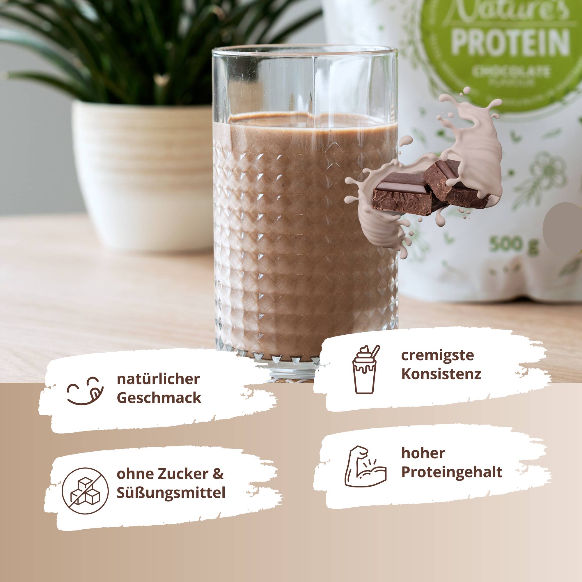 Vegan Natures Proteinpulver Chocolate in einem Glas mit cremiger Konsistenz und natürlichem Geschmack.