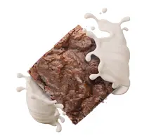Schokoladenbrownie mit Spritzern von Sahne, frisch und lecker präsentiert.