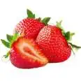 Frische, reife Erdbeeren: drei ganze und eine halbierte Erdbeere mit grünem Blattwerk.