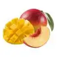 Frische Mango und Nektarine, in Scheiben geschnitten und mit einem grünen Blatt.
