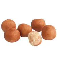 Sechs runde, knusprige Snackbällchen, eines aufgebrochen, mit fester Füllung.