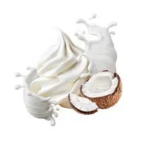 Cremige Kokos-Sahne mit spritzendem Milch-Wasser und frischen Kokosnüssen im Hintergrund.