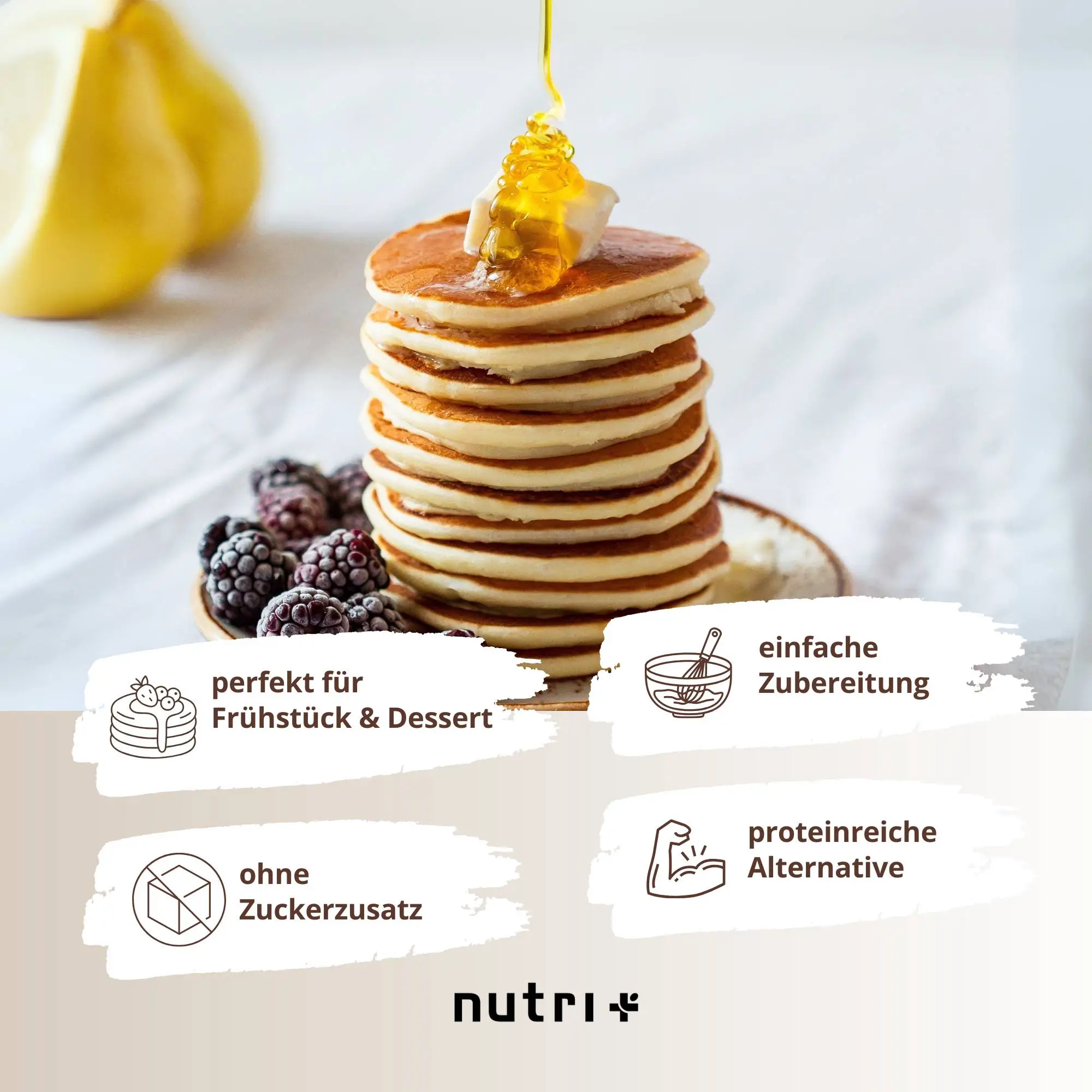Naturale Vegan Protein-Pancakes & Waffle Mix mit Stapel aus Pancakes, Sirup und Beeren.