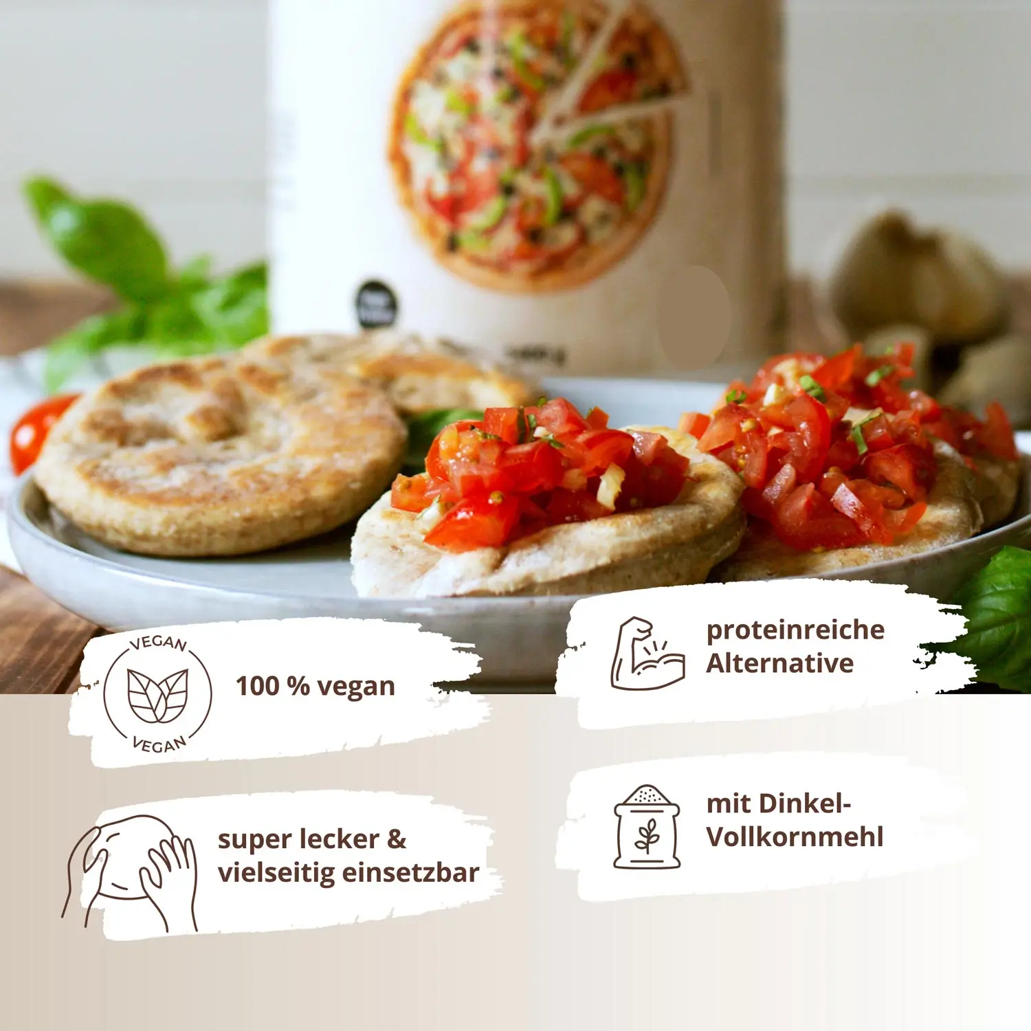Protein-Pizzateig: vegane Pizza mit Dinkel-Vollkornmehl, belegt mit frischen Tomaten und Gewürzen.
