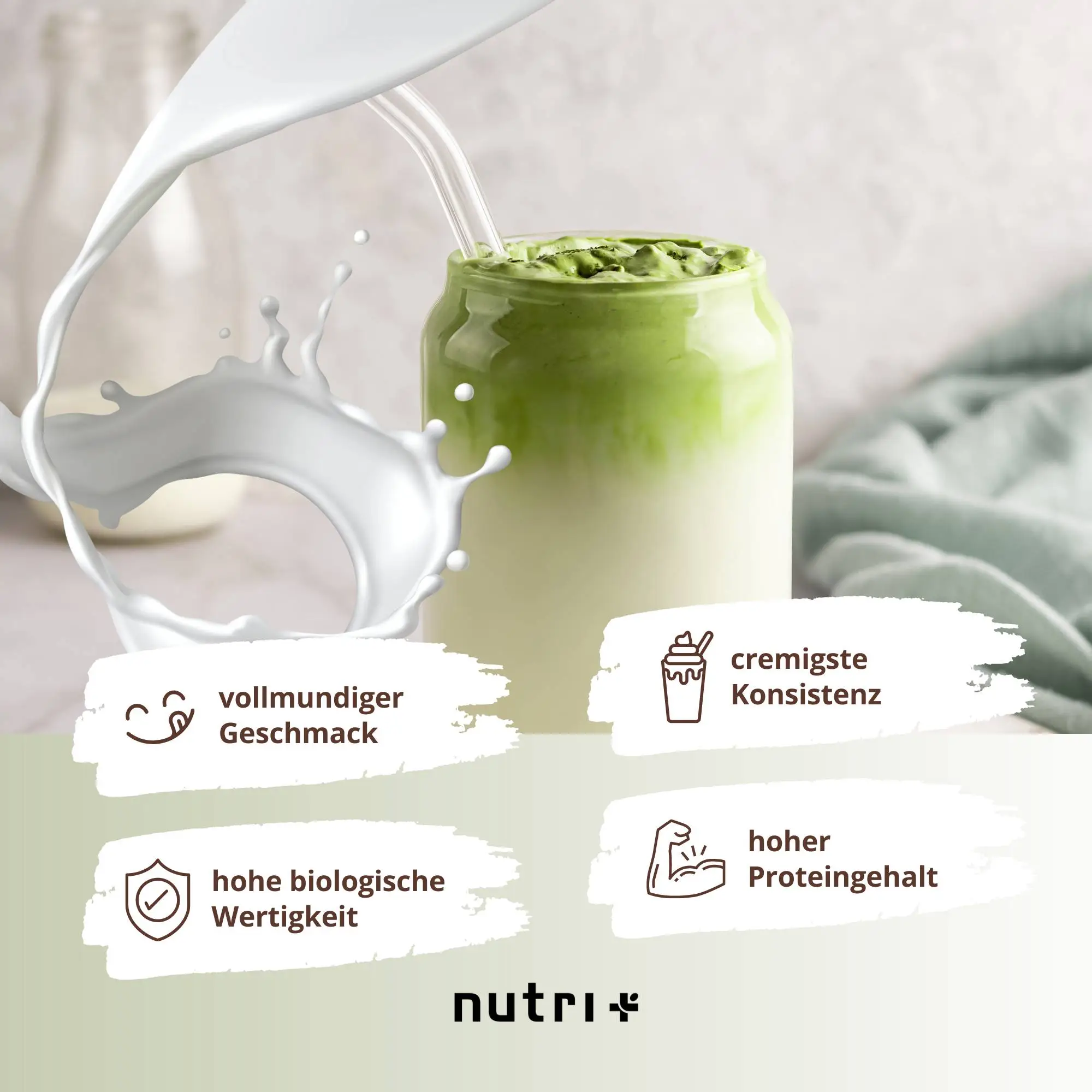 Vegan 3K Proteinpulver Matcha Latte in einem Glas mit schaumigem Matcha und Zutateninformationen.
