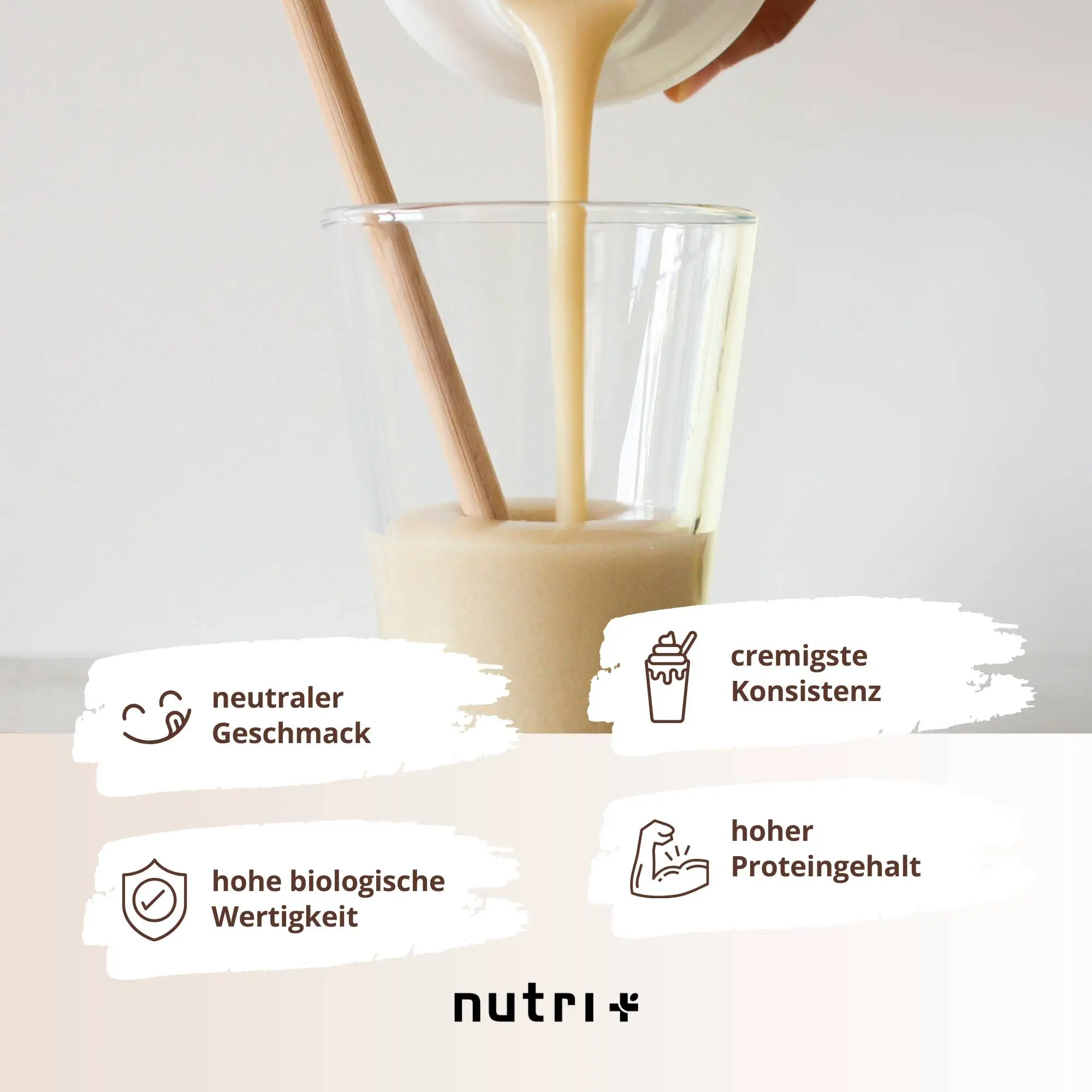 Vegan 3K Protein Box - 10 Proben: Person gießt cremigen Proteinshake in ein Glas.