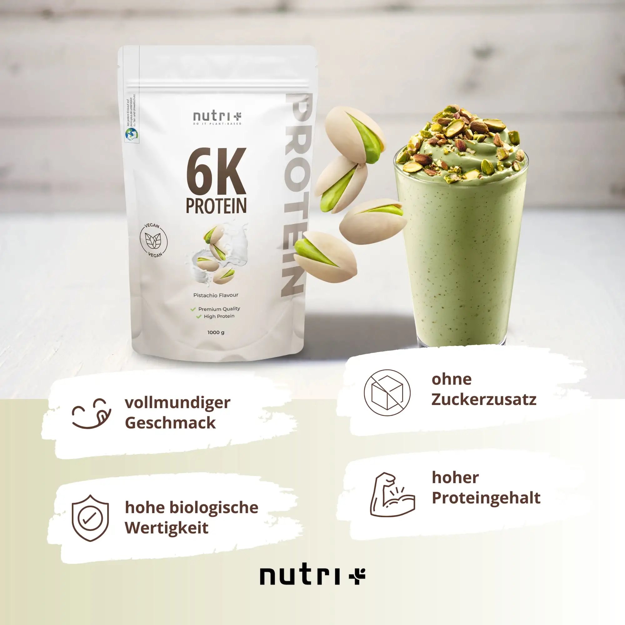 Verpackung des Vegan 6K Proteinpulvers Pistazie mit grünem Proteinshake und Pistazien im Hintergrund.