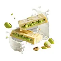 Pistazien-Schokoladenriegel mit knackigen Nüssen und einer cremigen Füllung, umgeben von Sahne.